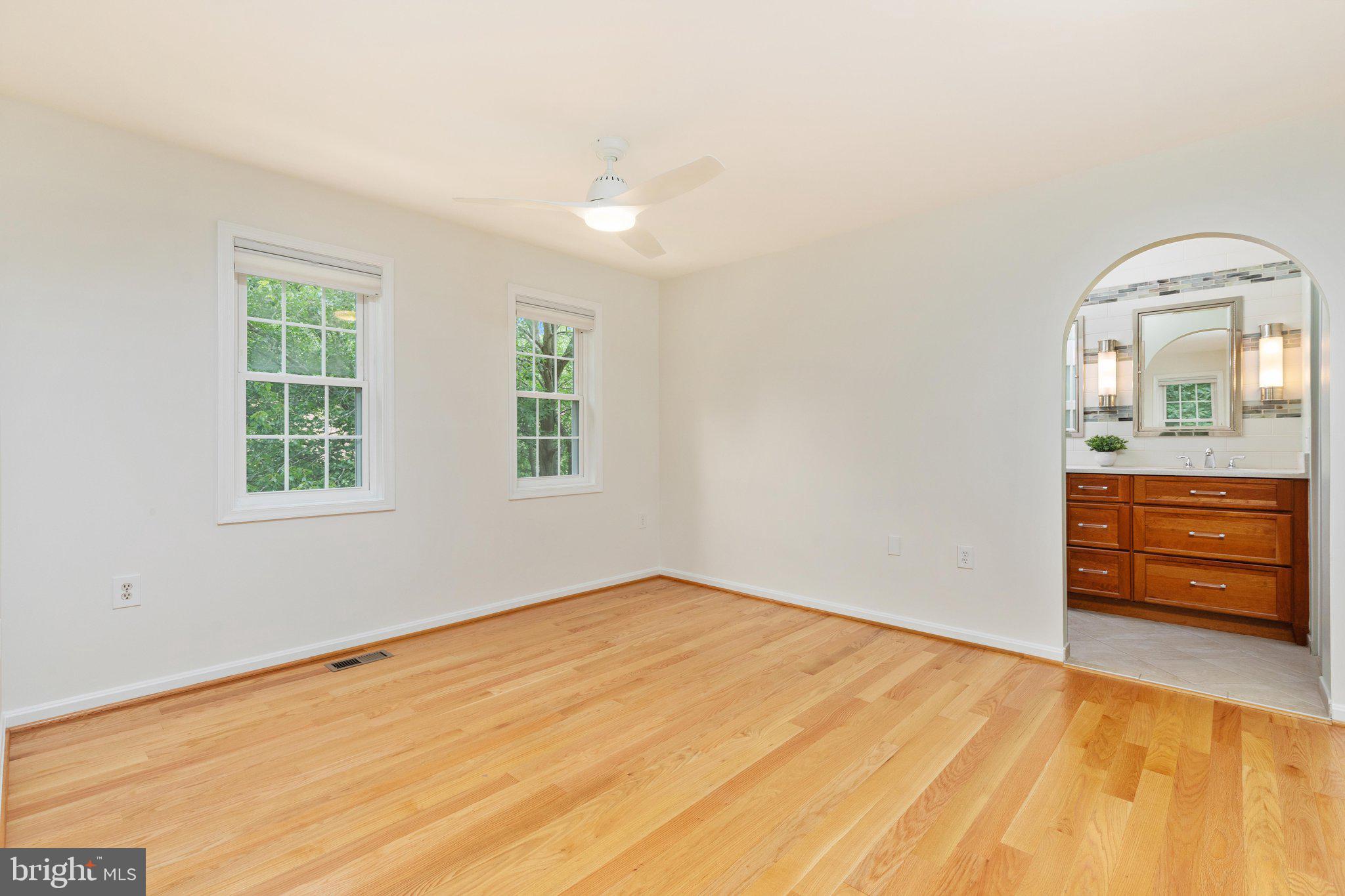 11980 Sentinel Point Court Reston, VA 20191 - Photo 15 of 70 Primary Suite | Upper Level