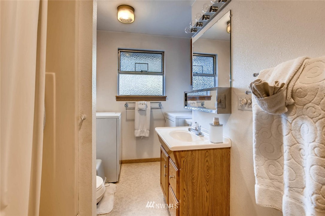 1210 Pierce Place Northeast Renton, WA 98056 - Photo 13 of 24