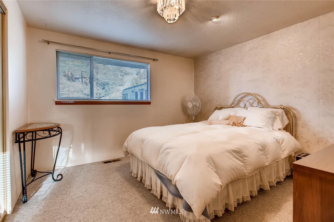 1210 Pierce Place Northeast Renton, WA 98056 - Photo 14 of 24