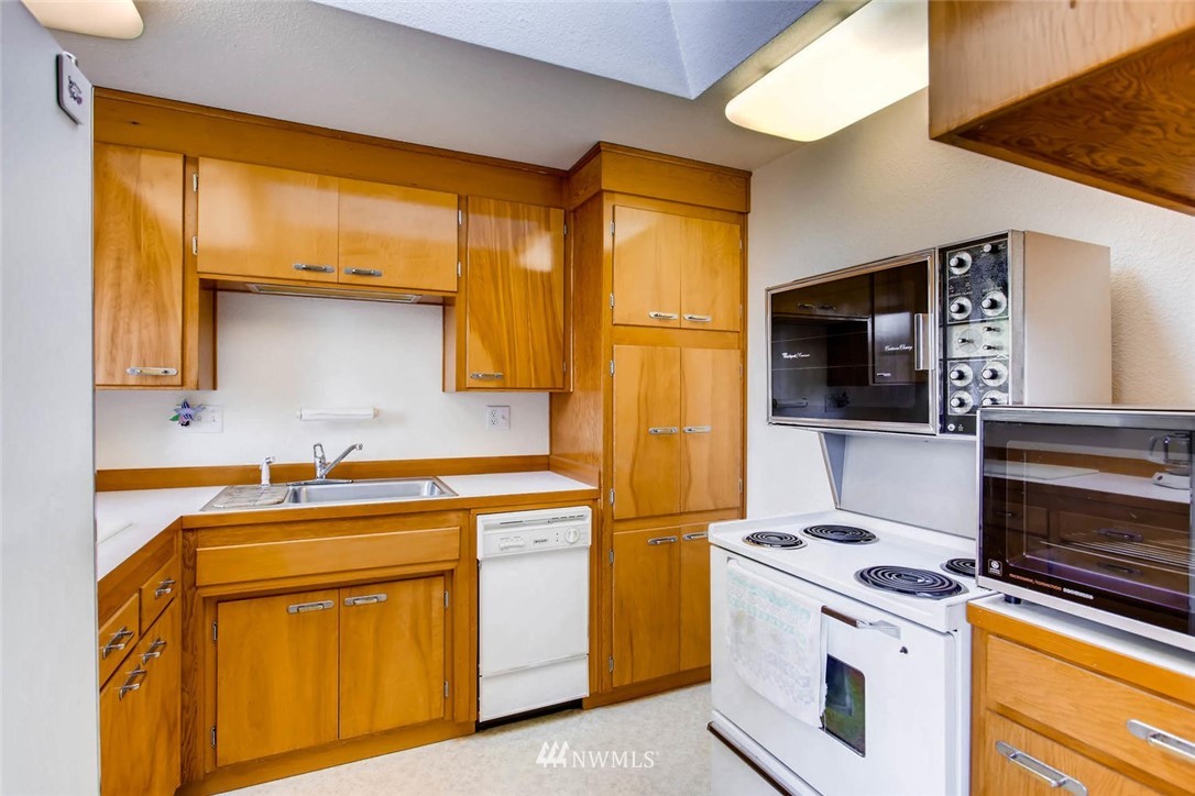 1210 Pierce Place Northeast Renton, WA 98056 - Photo 7 of 24