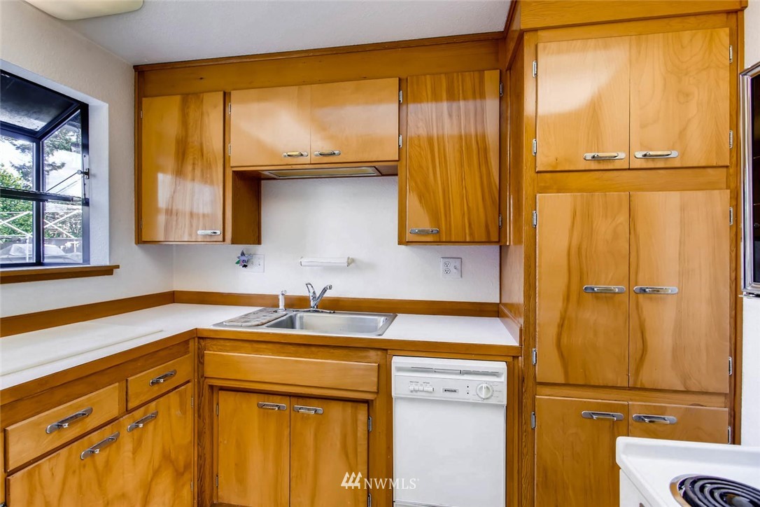 1210 Pierce Place Northeast Renton, WA 98056 - Photo 8 of 24