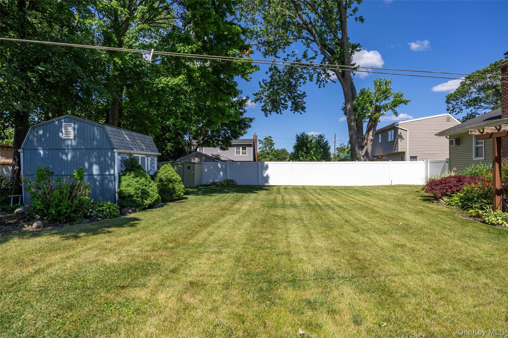 95 Laurel Road Lindenhurst, NY 11757 - Photo 26 of 28