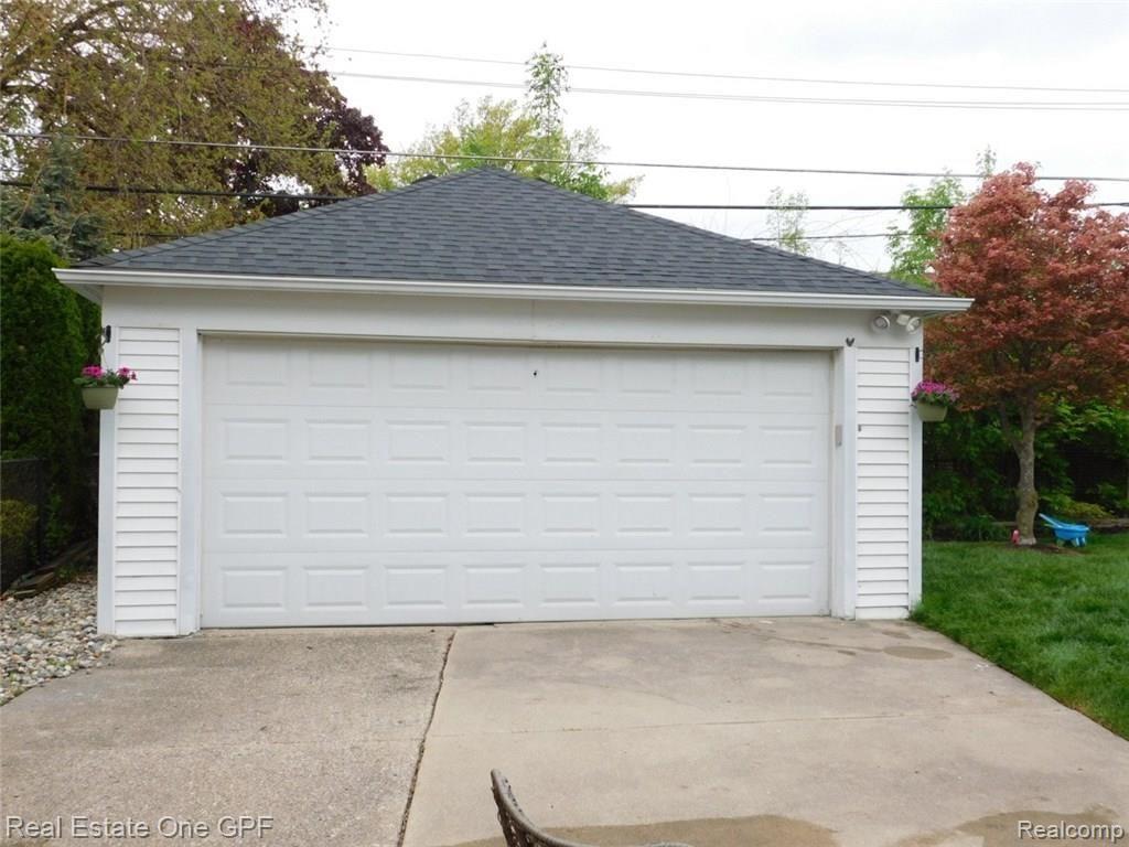 20057 Holiday Road Grosse Pointe, MI 48236 - Photo 3 of 32 3 DSCN1761.JPG