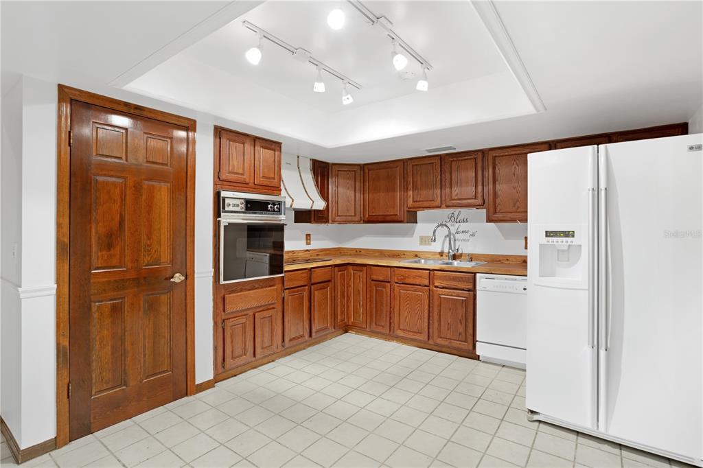 1822 Rada Terrace Deltona, FL 32725 - Photo 16 of 36 Kitchen