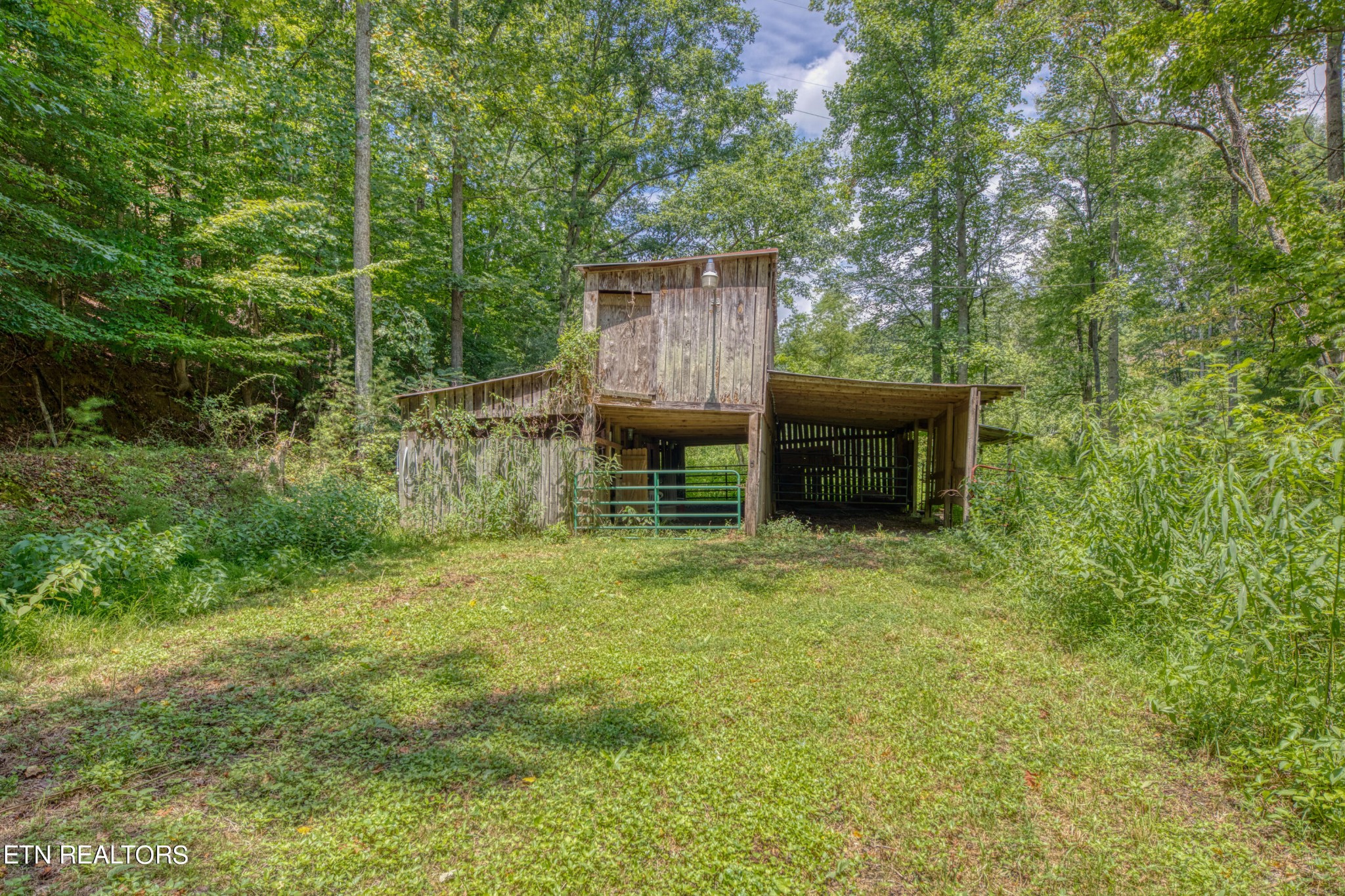 713 Pine Ridge Road Clinton, TN 37716 - Photo 33 of 57 a backyard of a house with table and chairs