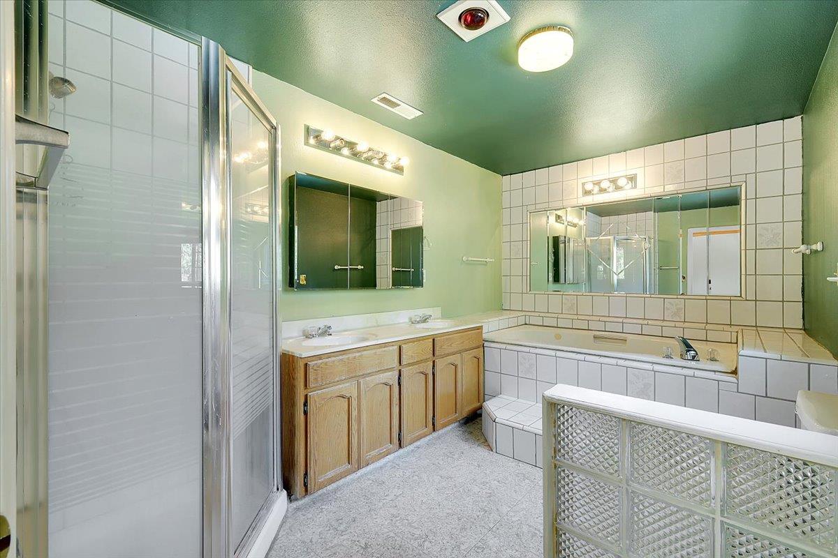 12986 South Mack Road Grass Valley, CA 95949 - Photo 10 of 81 Master Bathroom