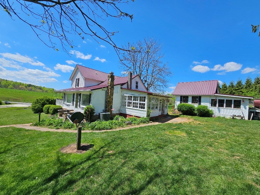 4867 Delhart Road Galax, VA 24333 - Photo 3 of 36 Gallery Image 3