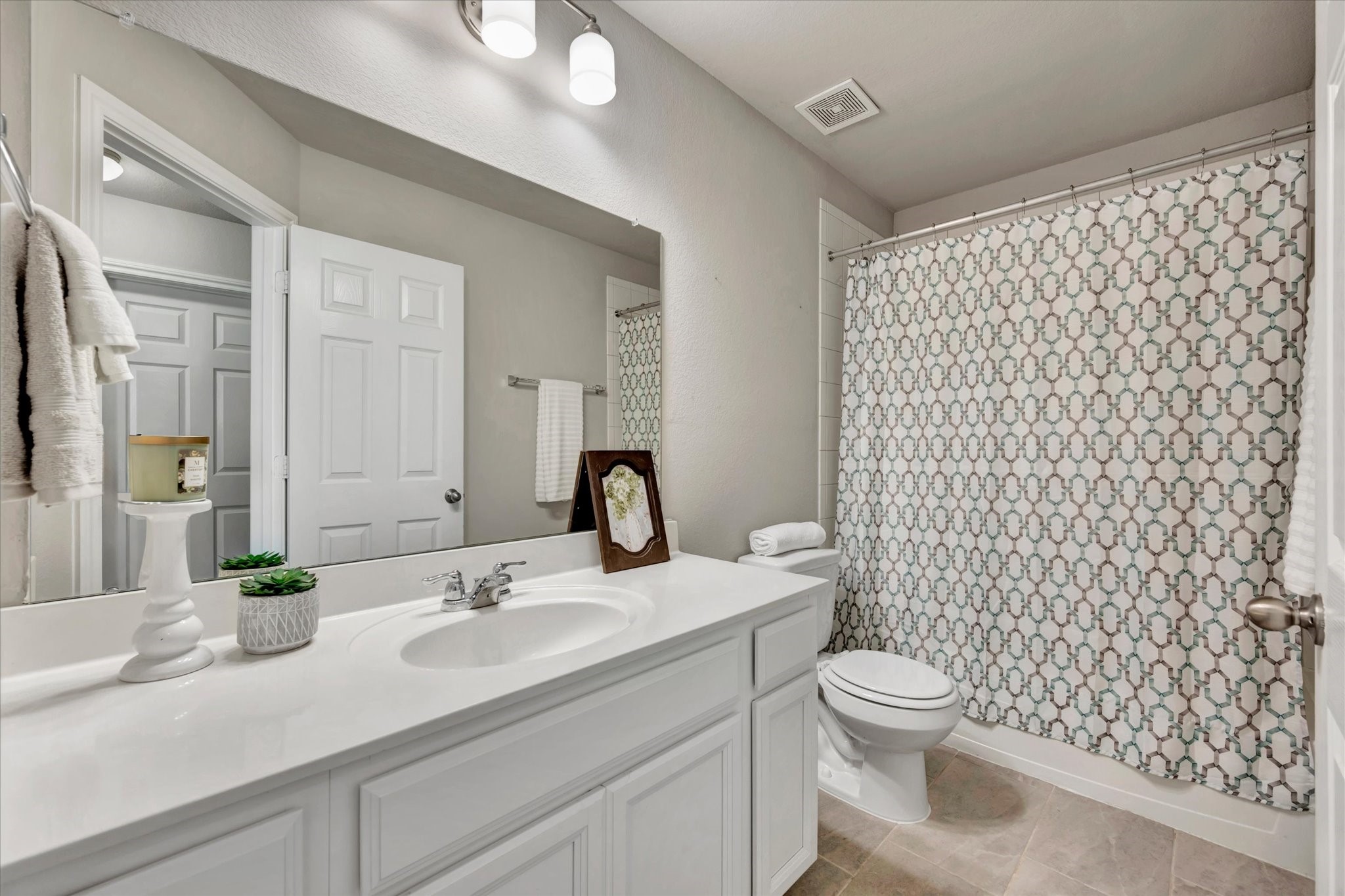 13420 Shellbark Way La Marque, TX 77568 - Photo 27 of 31 Upstairs hall bathroom.