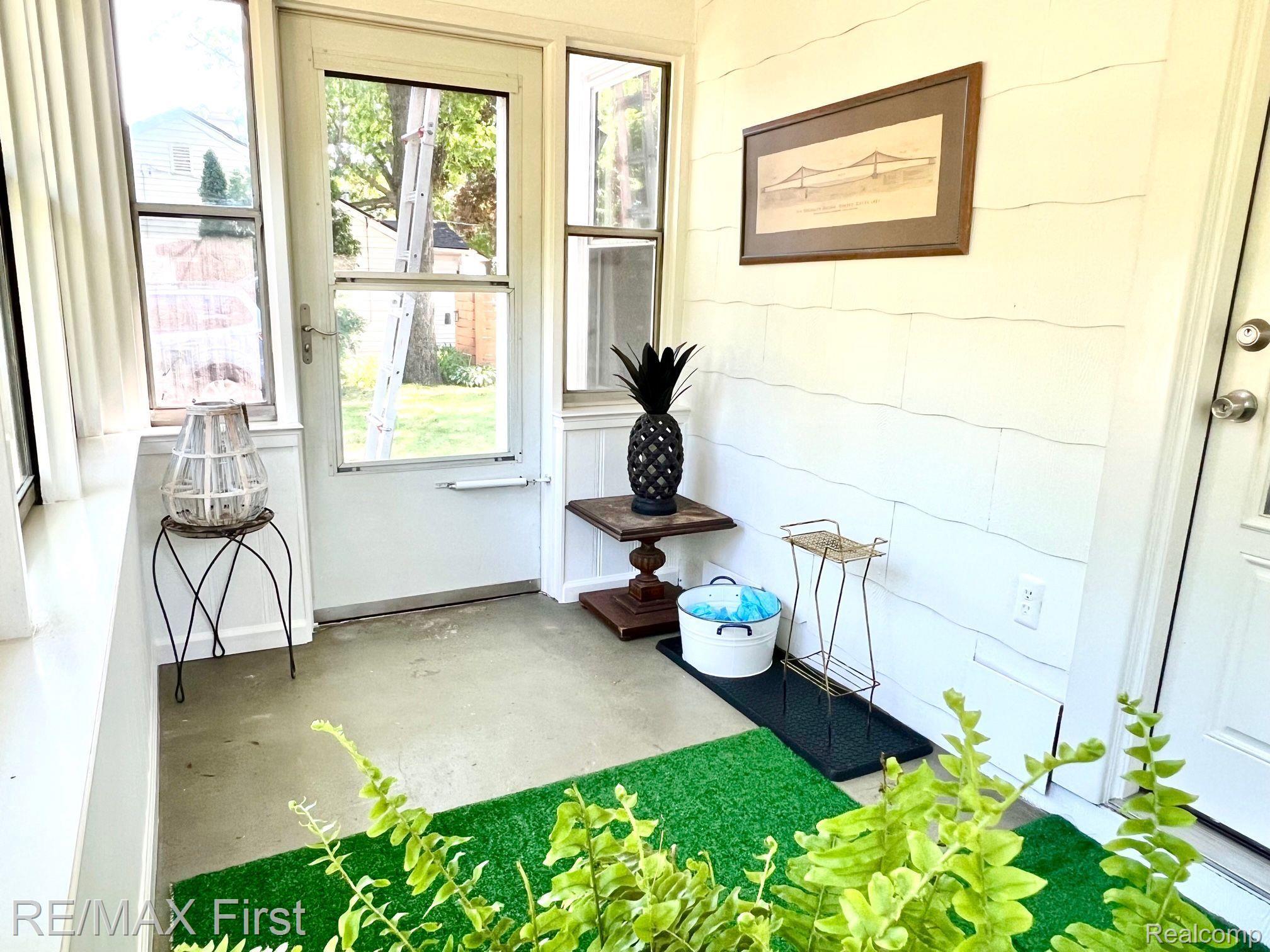 229 Stratford Road Ferndale, MI 48220 - Photo 4 of 26 Porch Interior