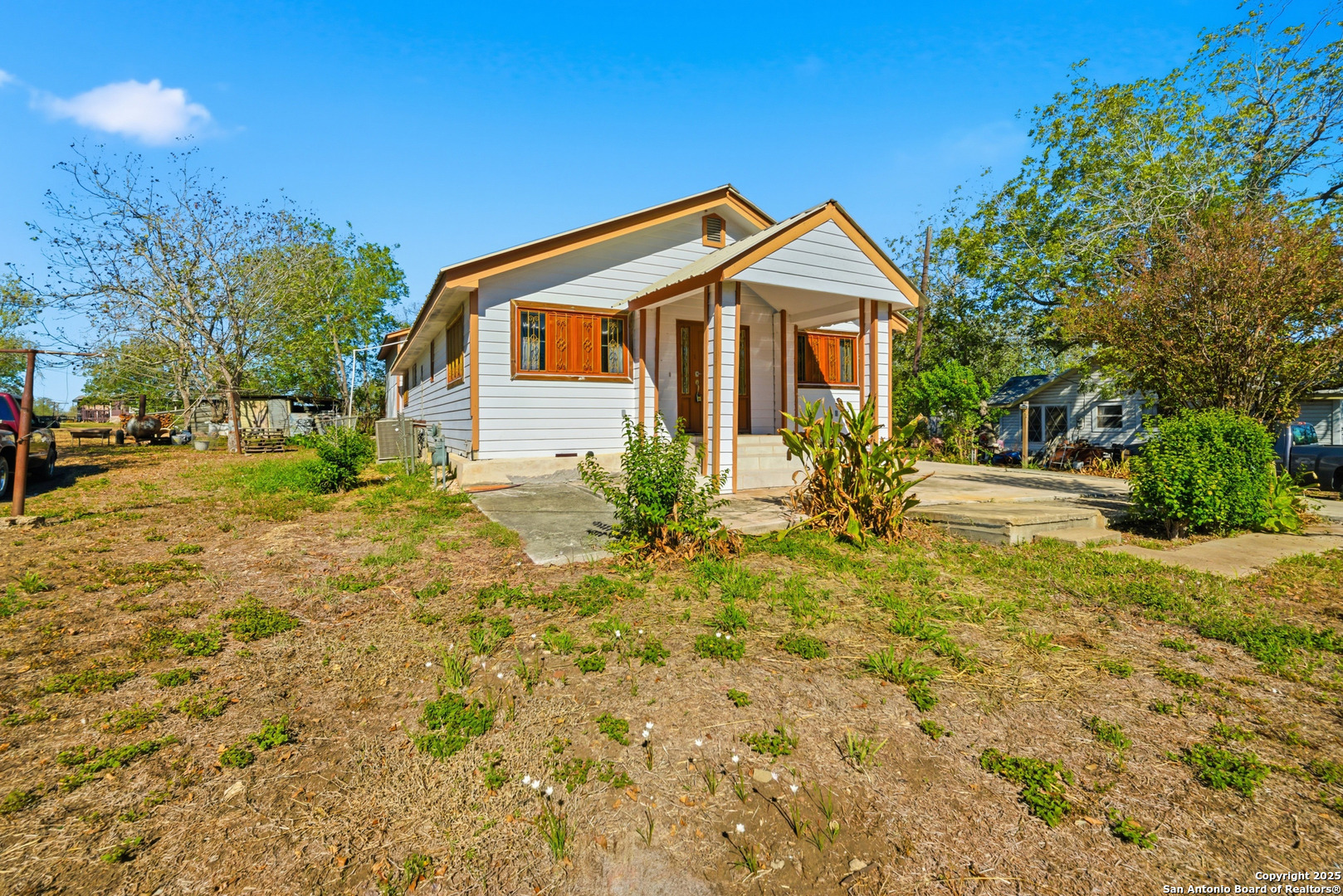 406 North Rancho Road Nixon, TX 78140 - Photo 2 of 31 a front view of a house with a yard