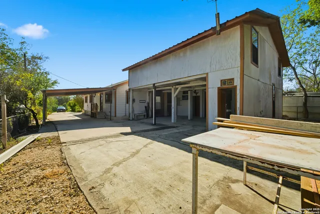 a view of entryway and kitchen