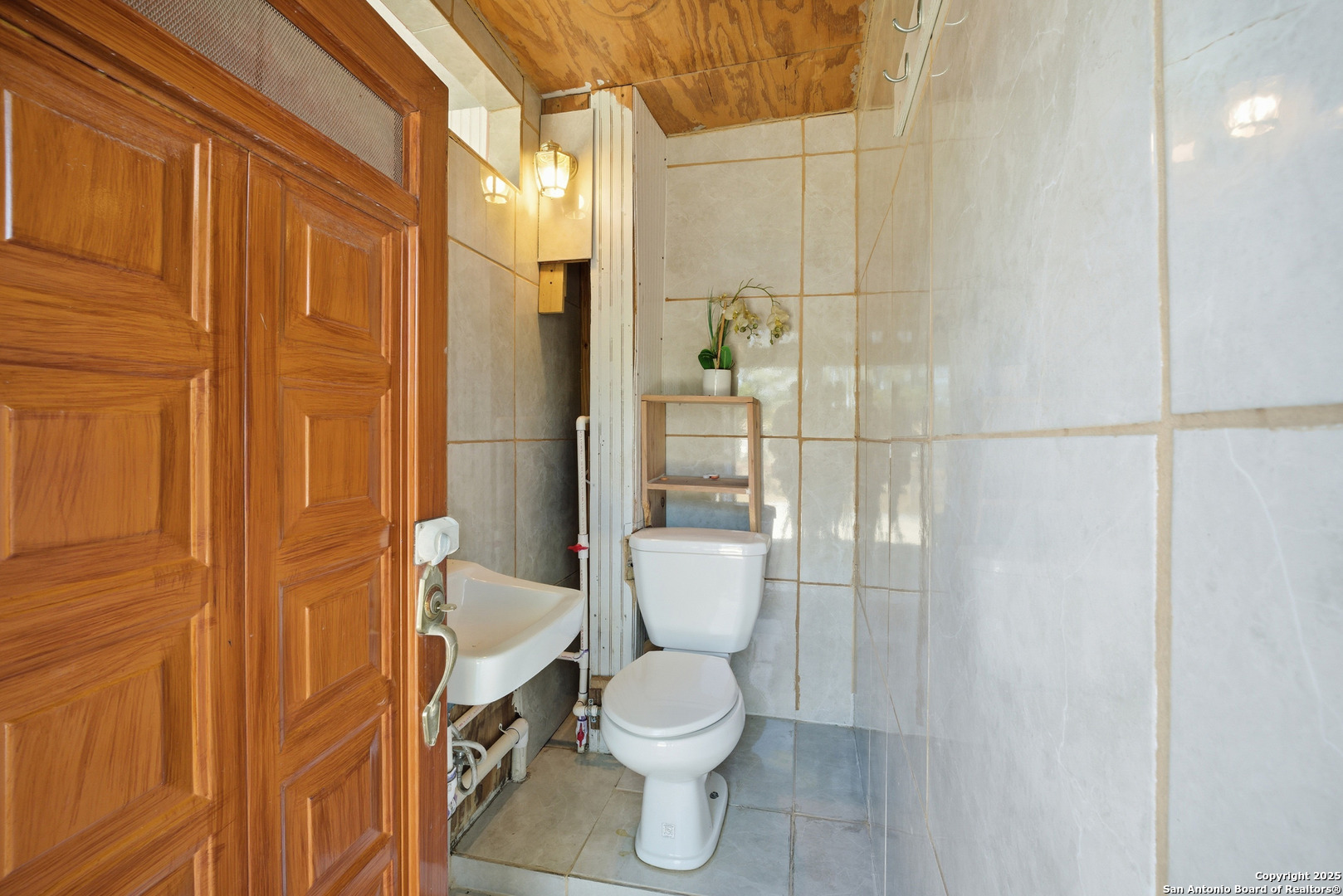 406 North Rancho Road Nixon, TX 78140 - Photo 23 of 31 a bathroom with a toilet and shower