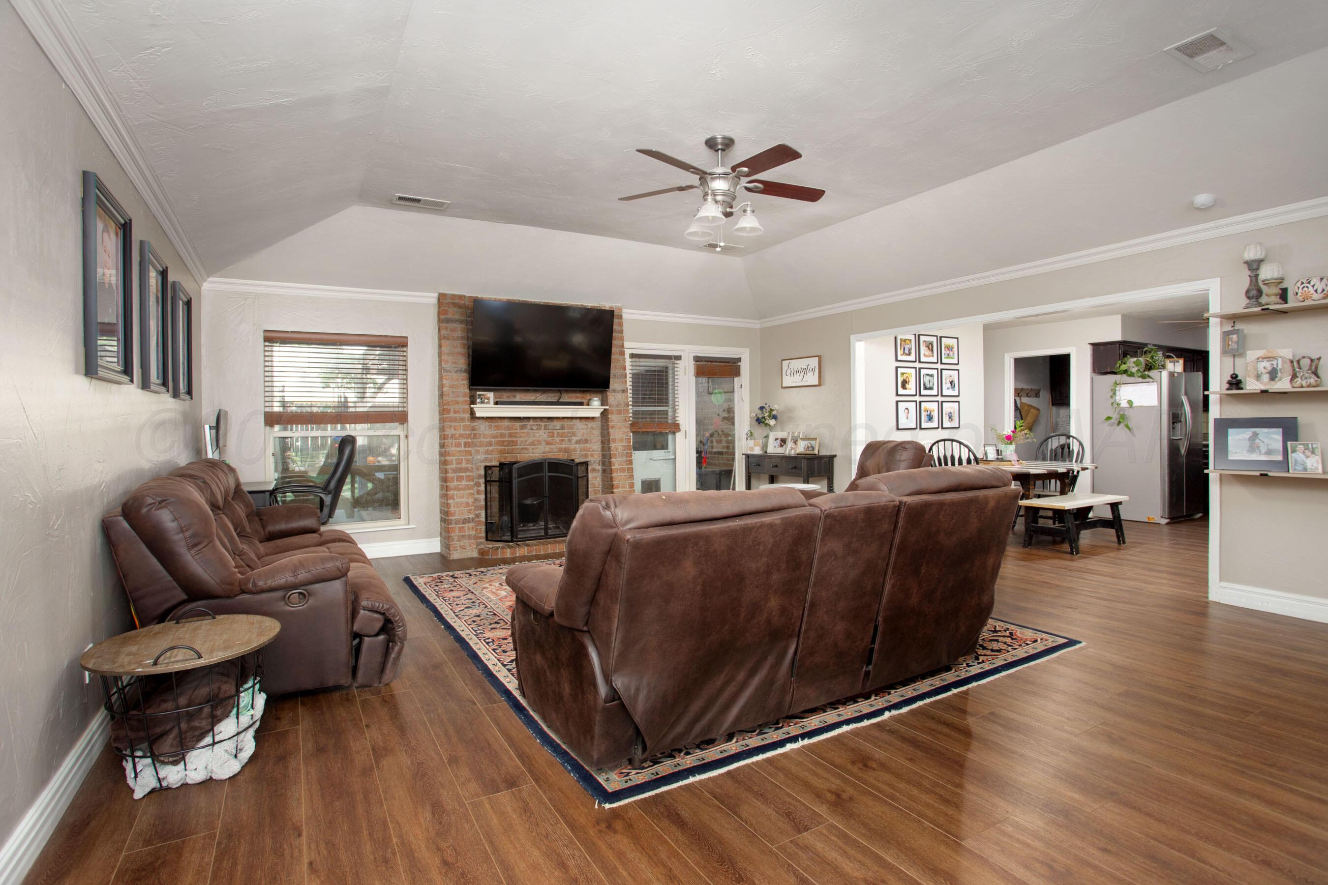 6402 Drexel Road Amarillo, TX 79109 - Photo 4 of 28 Living Room