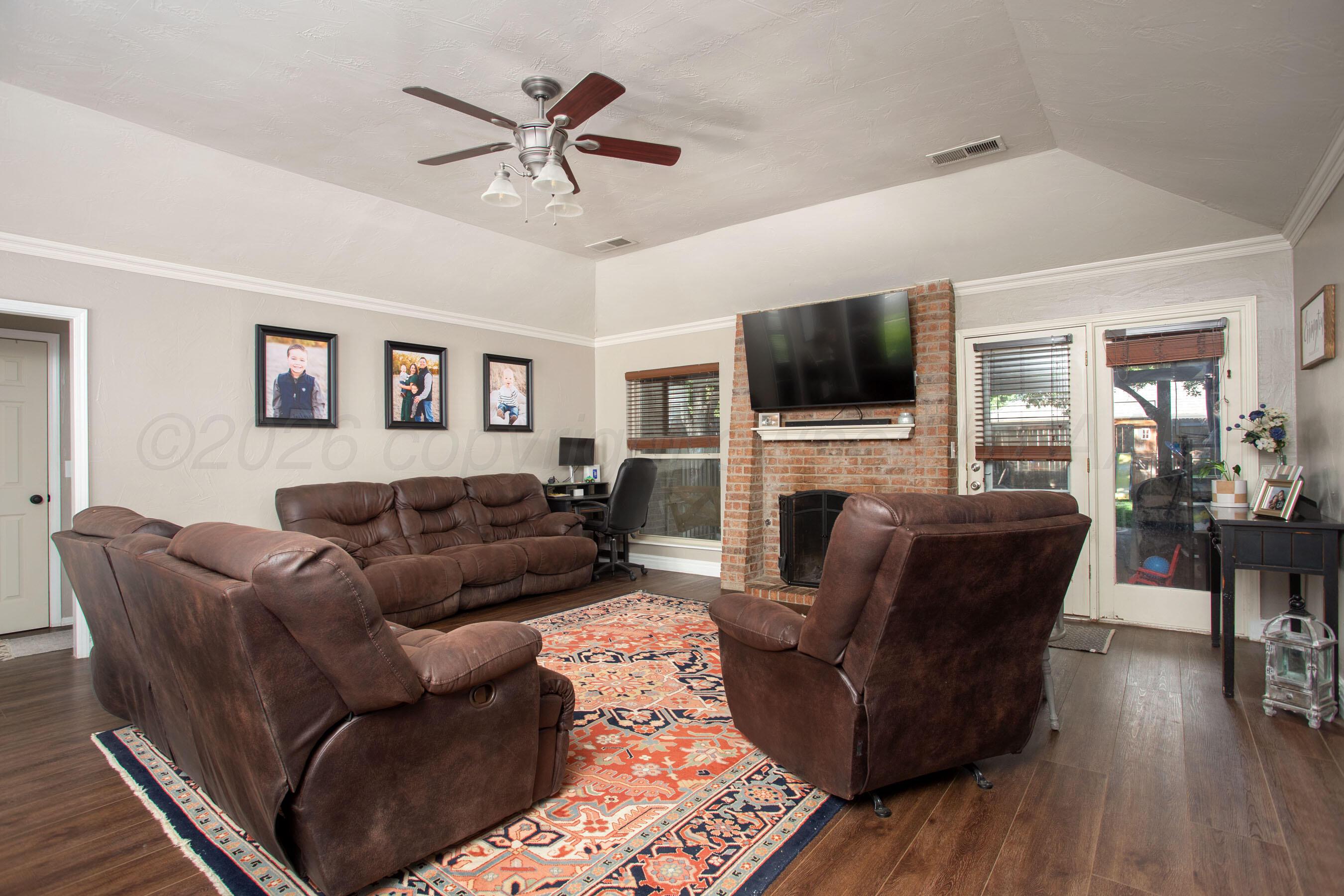 6402 Drexel Road Amarillo, TX 79109 - Photo 5 of 28 Living Room