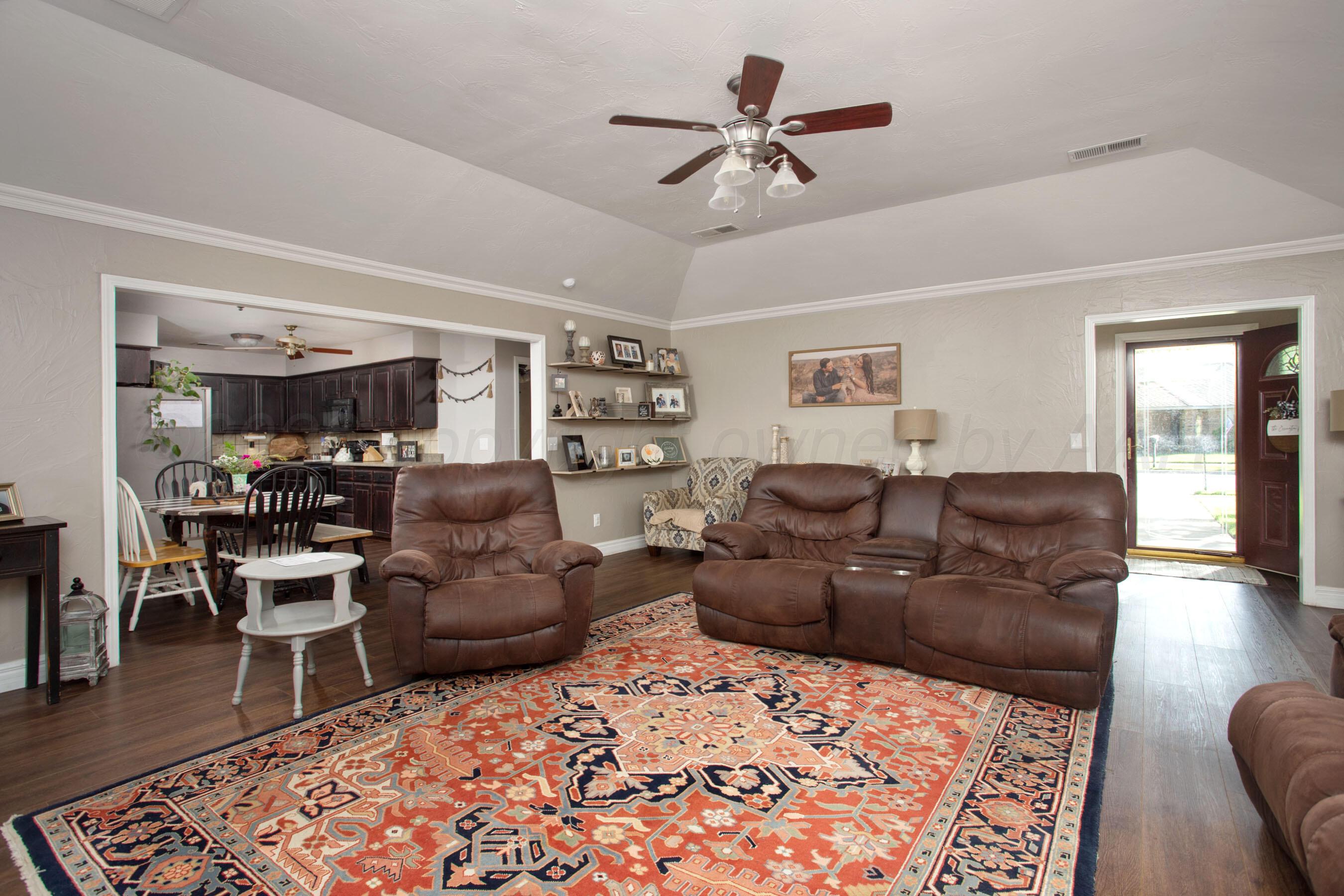 6402 Drexel Road Amarillo, TX 79109 - Photo 6 of 28 Living Room