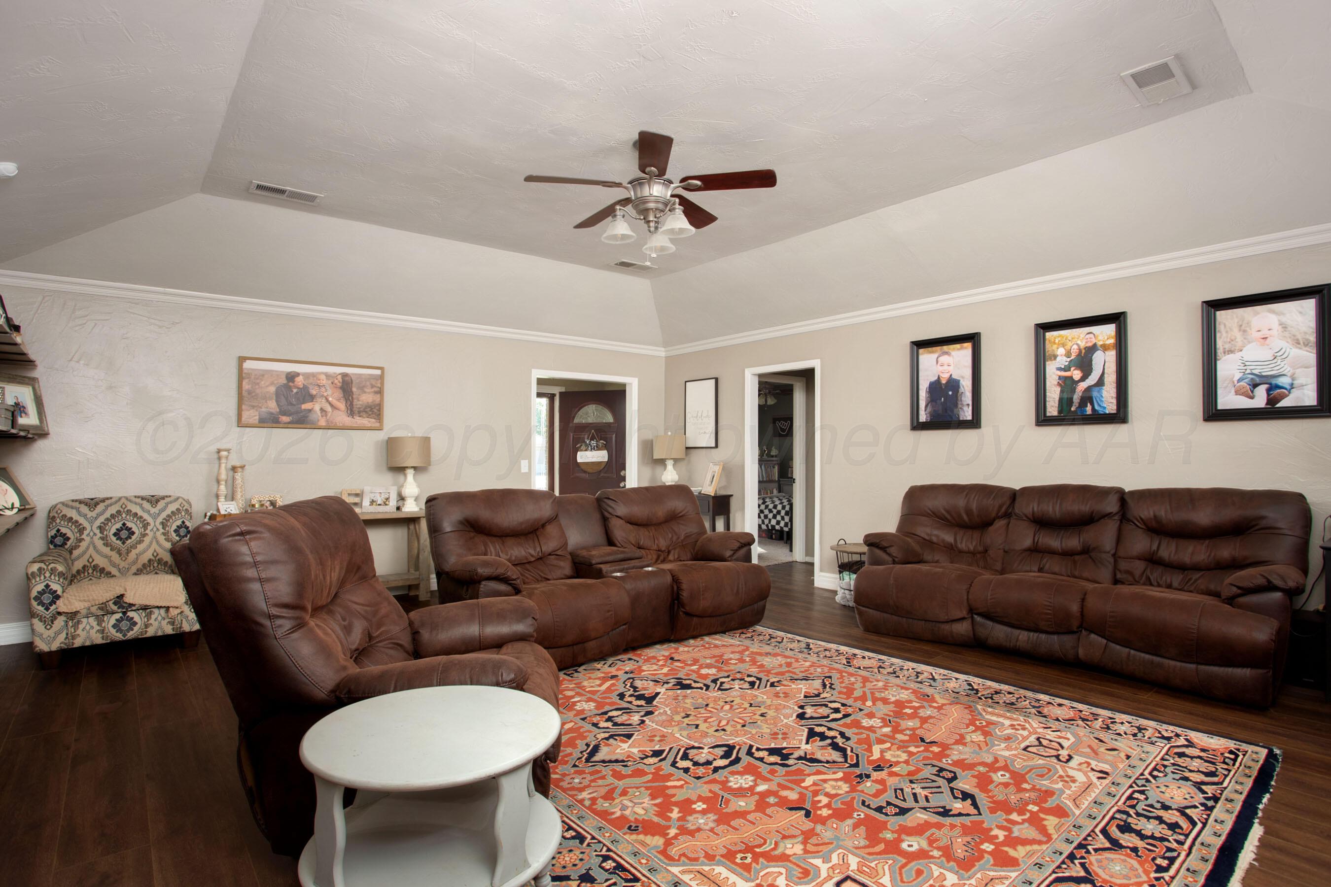 6402 Drexel Road Amarillo, TX 79109 - Photo 7 of 28 Living Room