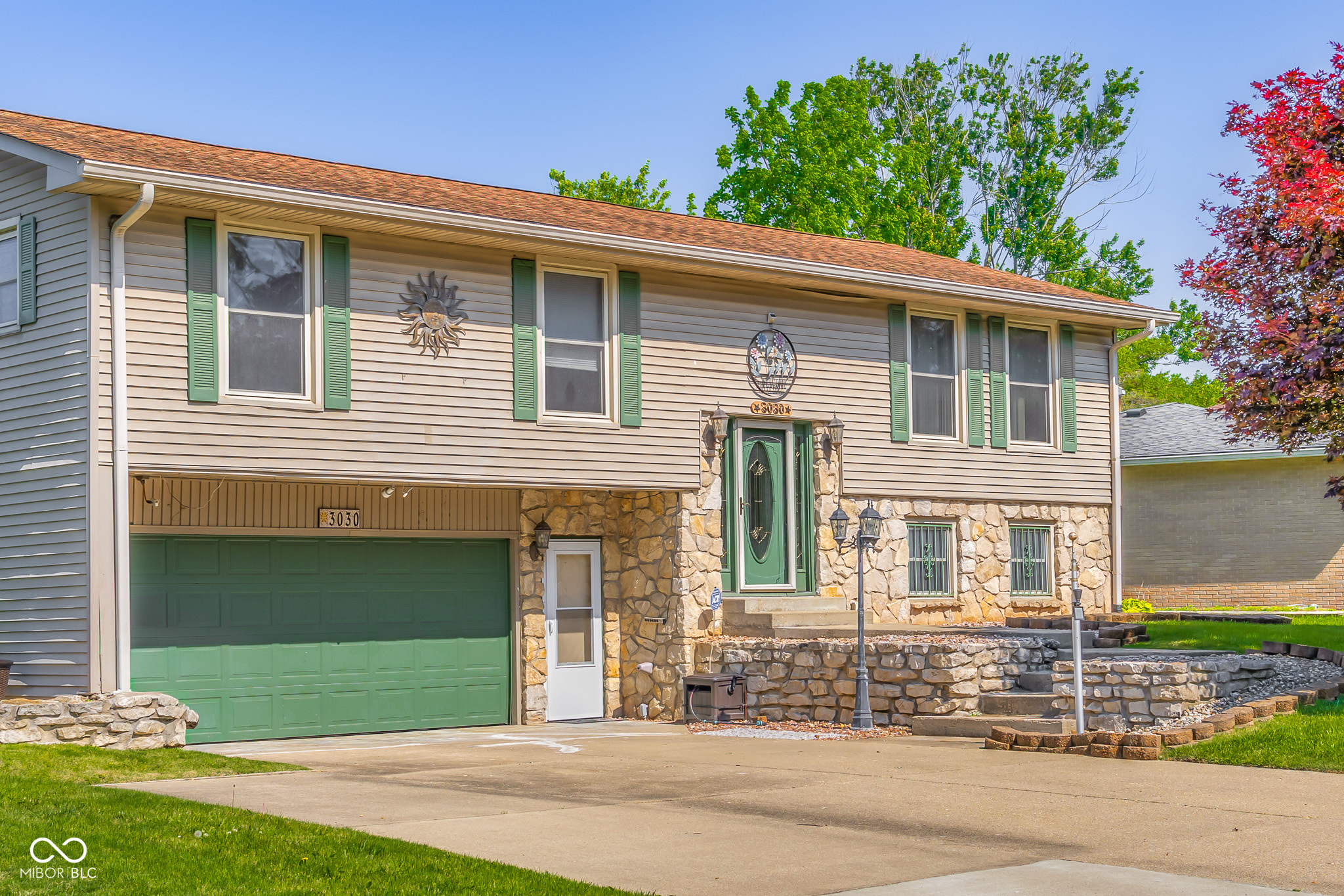 3030 Flintwood Drive Columbus, IN 47203 - Photo 2 of 58