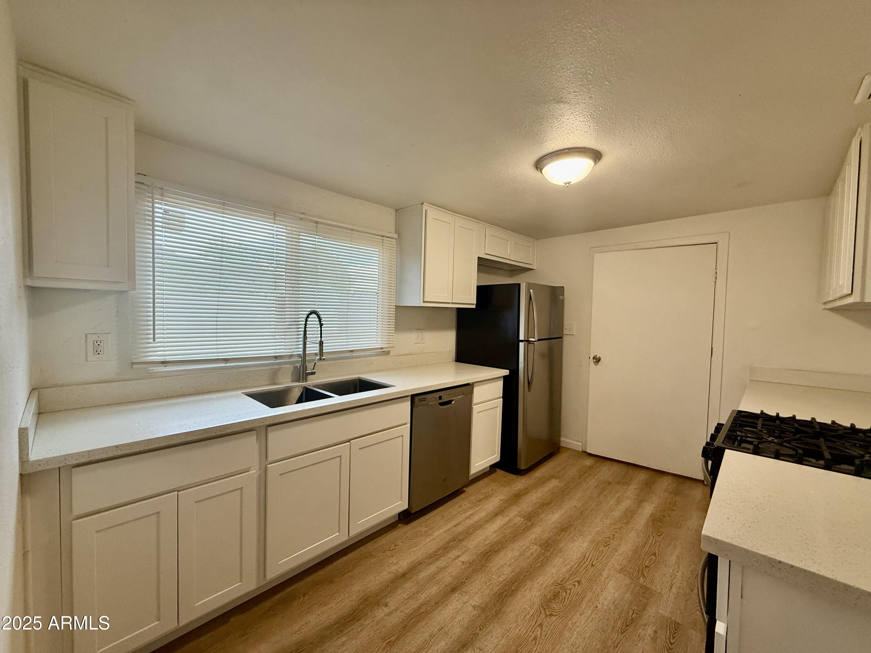 1218 West Cinnabar Avenue Phoenix, AZ 85021 - Photo 19 of 31 a kitchen with a sink stove and refrigerator