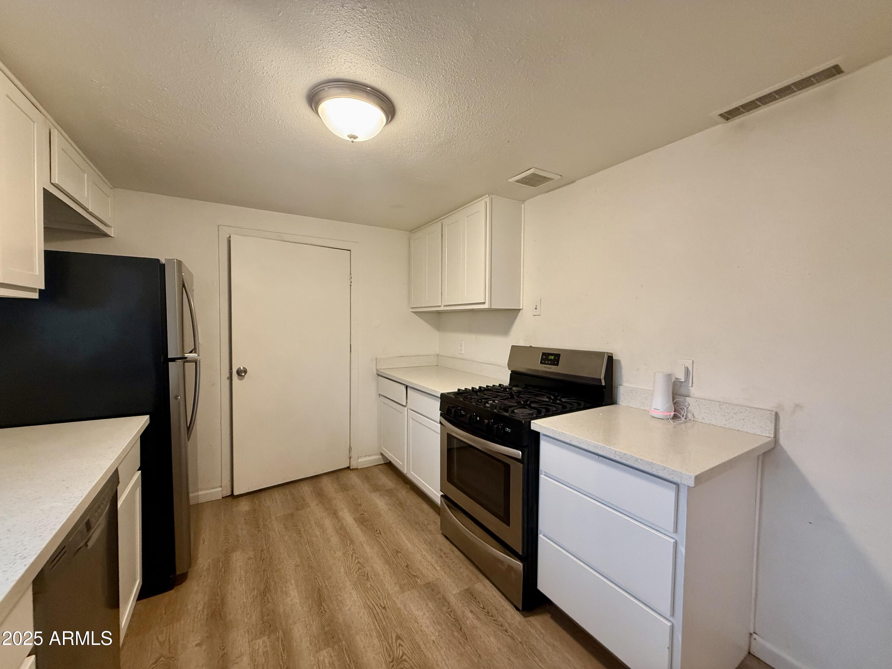 1218 West Cinnabar Avenue Phoenix, AZ 85021 - Photo 20 of 31 a kitchen with a sink stove and refrigerator
