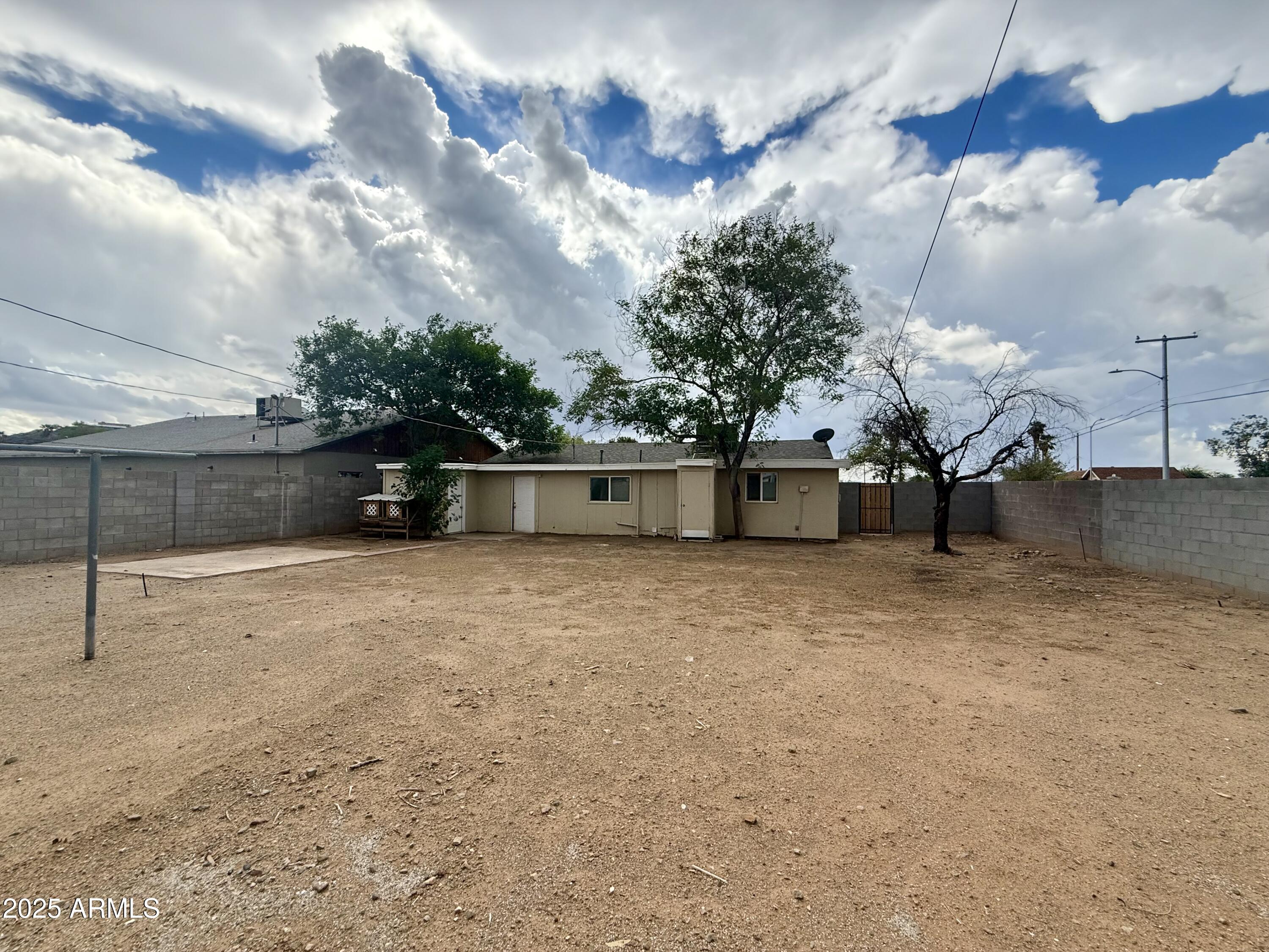 1218 West Cinnabar Avenue Phoenix, AZ 85021 - Photo 29 of 31 a view of a terrace