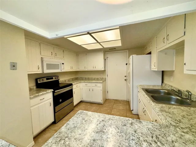 $1,975 | 223 Stowaway Cove, Unit B, Lakeway, TX 78734