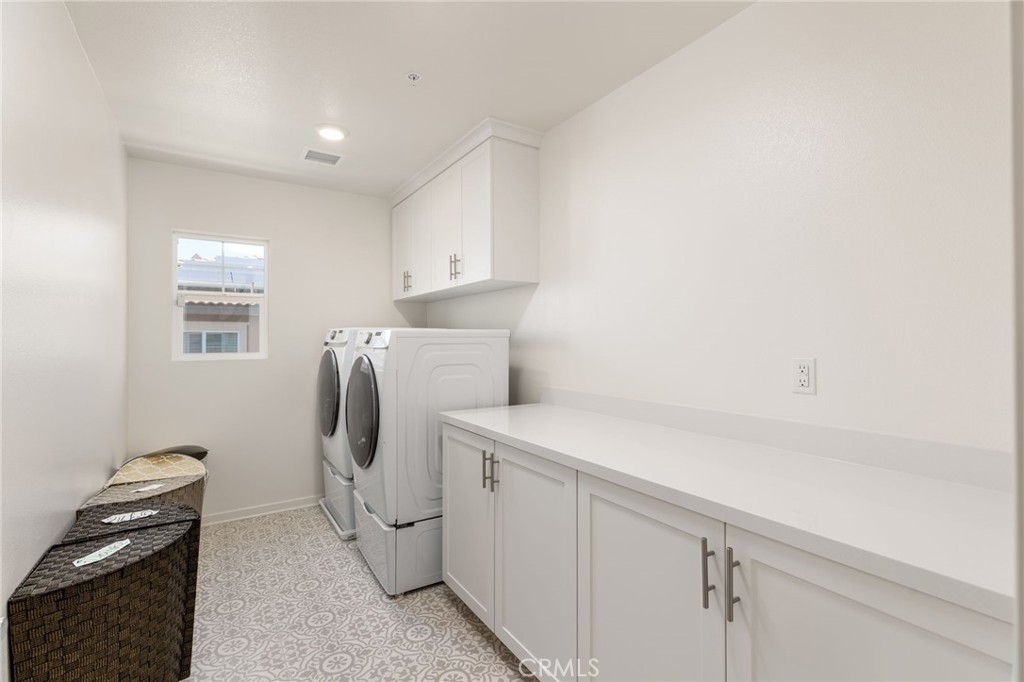 31124 Hanover Lane Menifee, CA 92584 - Photo 25 of 39 a utility room with dryer and washer