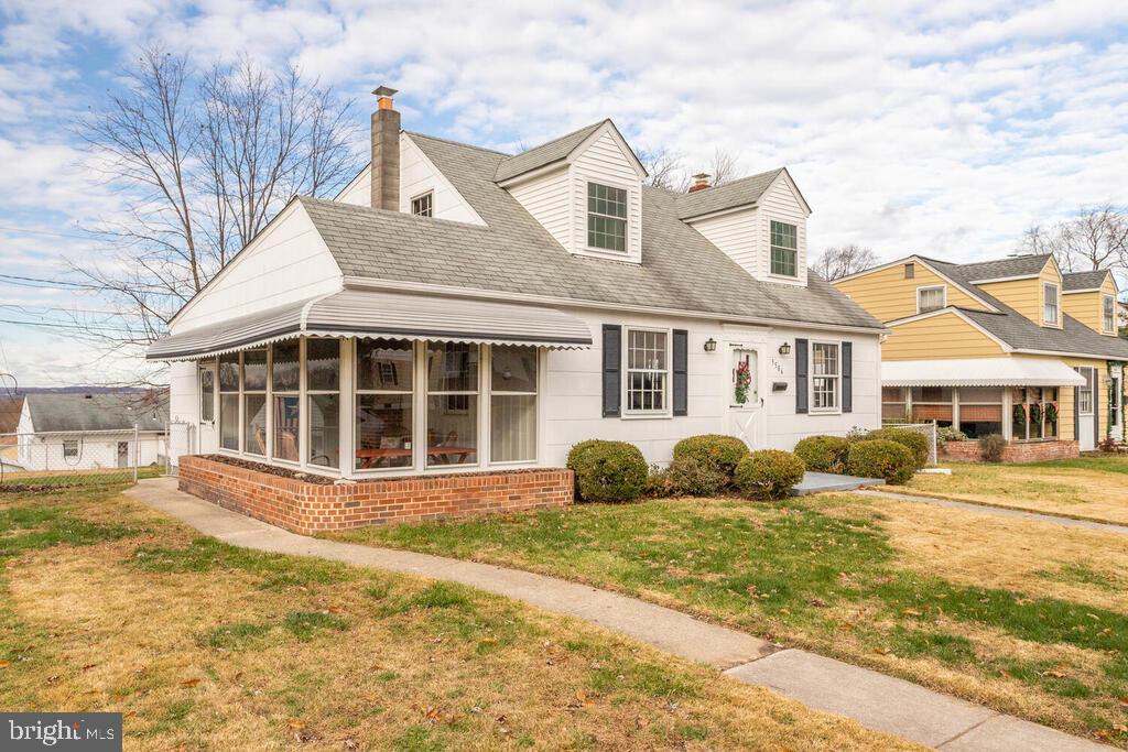 5506 Park Road Baltimore, MD 21225 - Photo 2 of 37 Great space both inside and out!