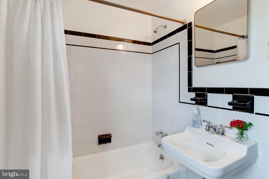 5506 Park Road Baltimore, MD 21225 - Photo 27 of 37 Upper Level-spotless full bath
