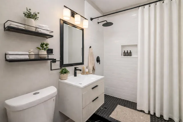 $2,000 | 2906 South Delaware Avenue, Milwaukee, WI 53207