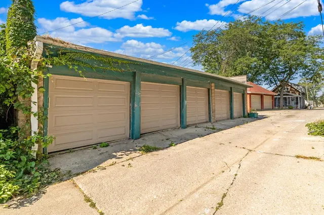 $2,000 | 2906 South Delaware Avenue, Milwaukee, WI 53207