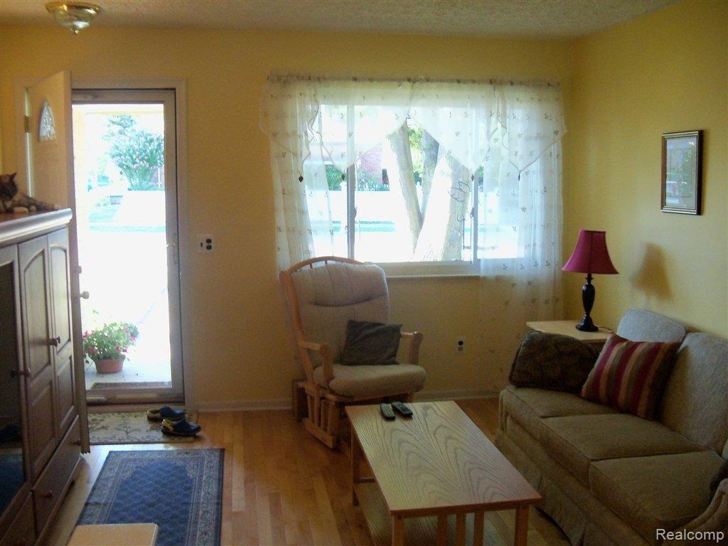 1151 Massoit Road Clawson, MI 48017 - Photo 9 of 14 LIVING ROOM