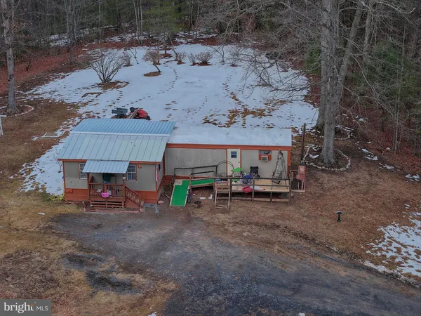 a view of a dry yard