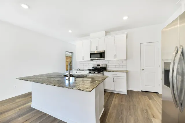 $2,800 | 3930 El Vaquero Court, Alvin, TX 77511