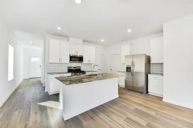 $2,800 | 3930 El Vaquero Court, Alvin, TX 77511