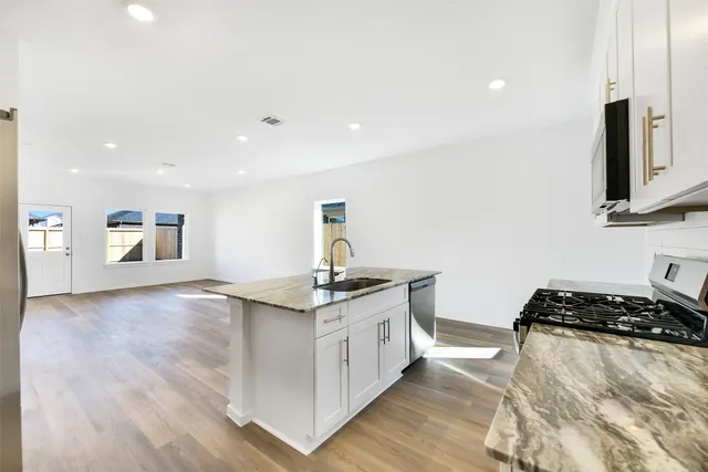 $2,800 | 3930 El Vaquero Court, Alvin, TX 77511