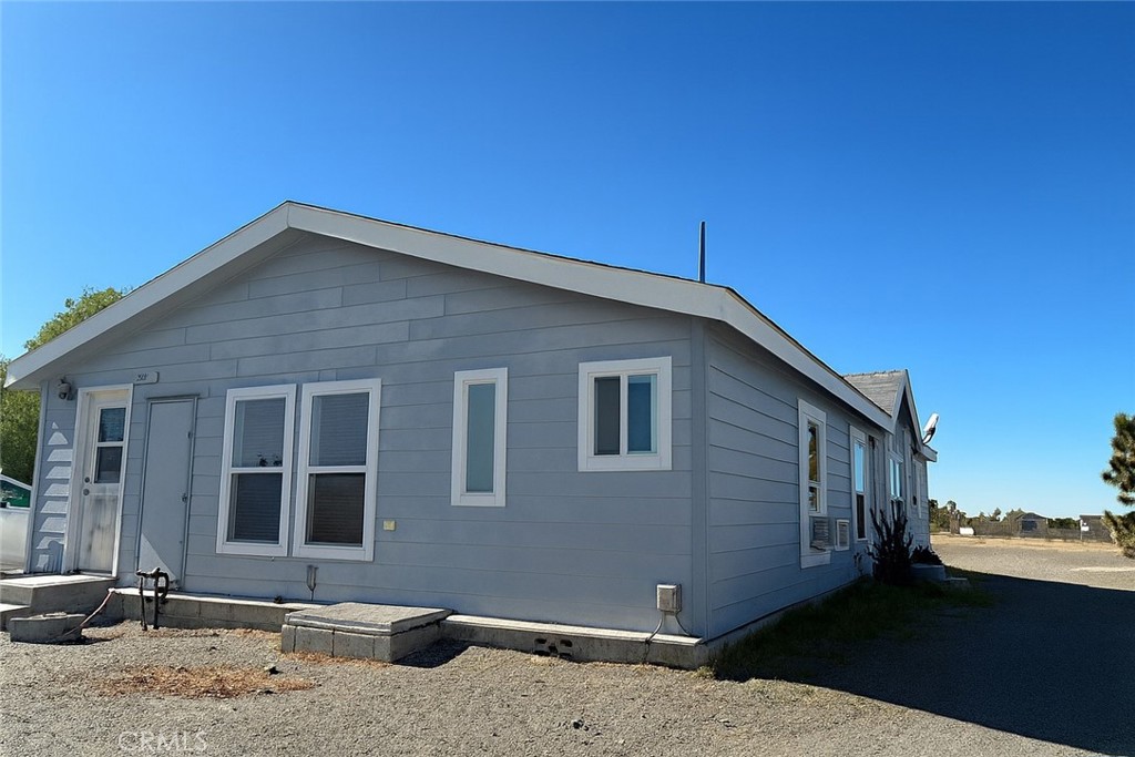 13130 Evergreen Road Pinon Hills, CA 92372 - Photo 3 of 22 a backyard of a house