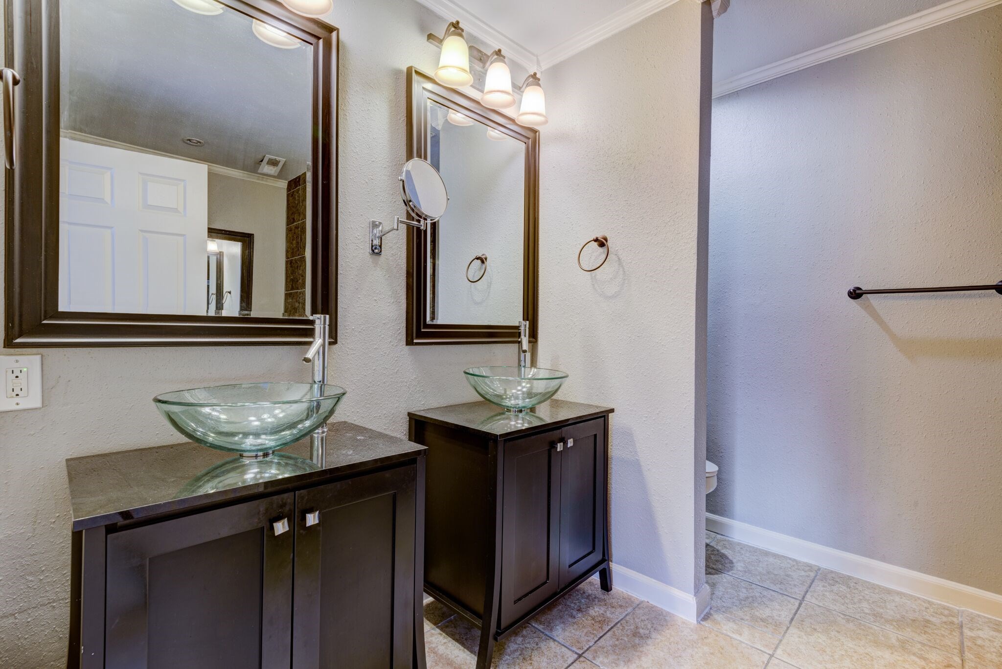 6444 Burgoyne Road, Unit 104 Houston, TX 77057 - Photo 14 of 17 Master bath two features double vanities