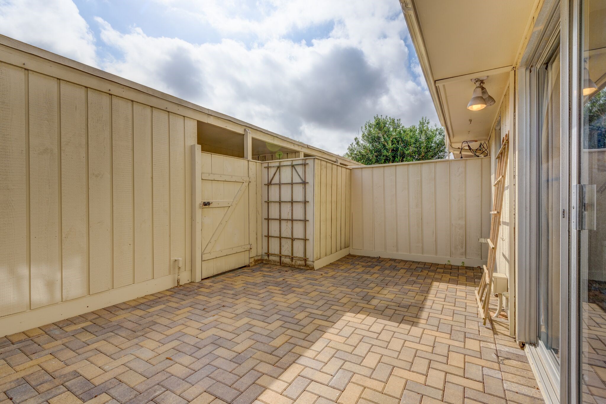 6444 Burgoyne Road, Unit 104 Houston, TX 77057 - Photo 16 of 17 Private back patio