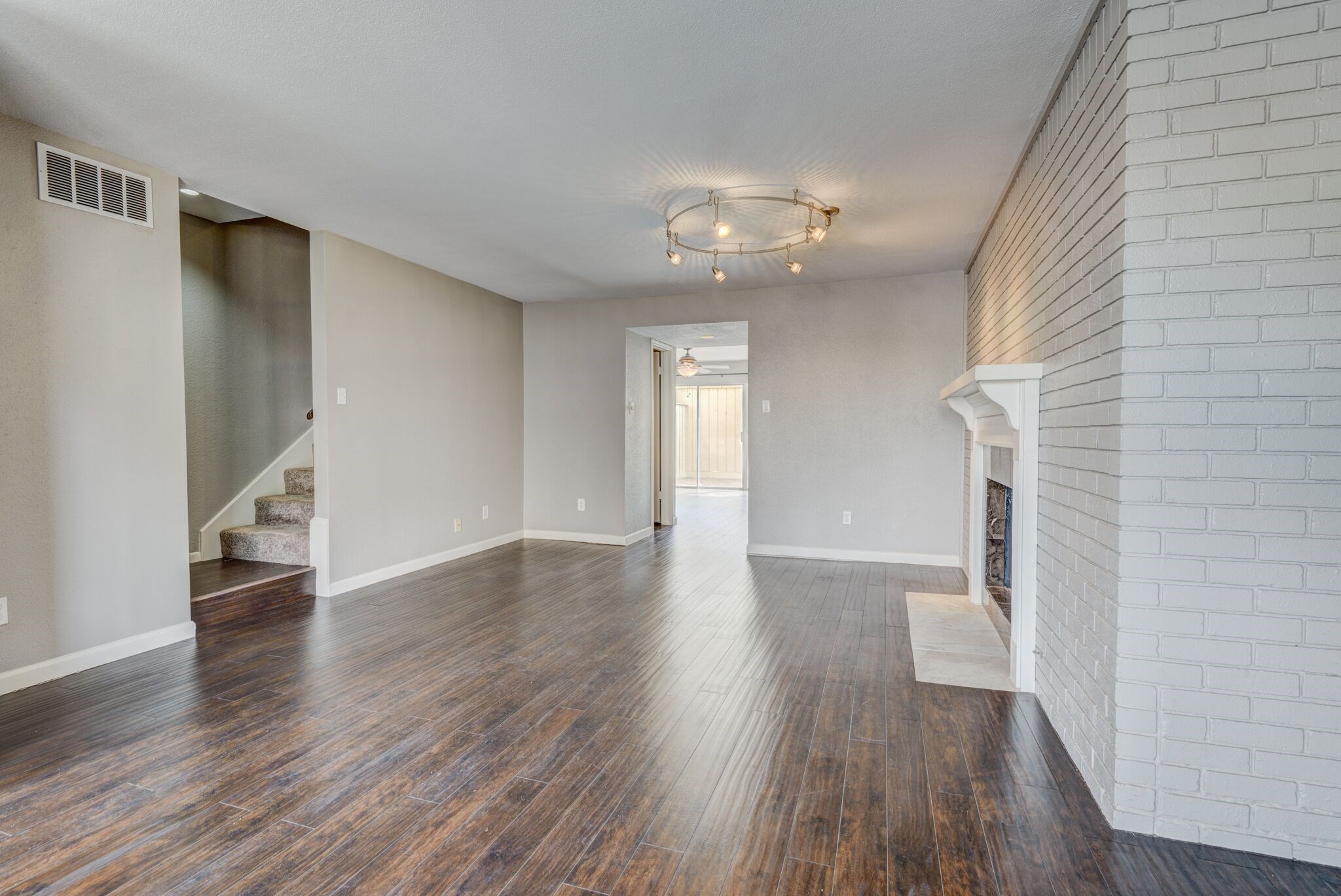 6444 Burgoyne Road, Unit 104 Houston, TX 77057 - Photo 4 of 17 Light and Bright rooms