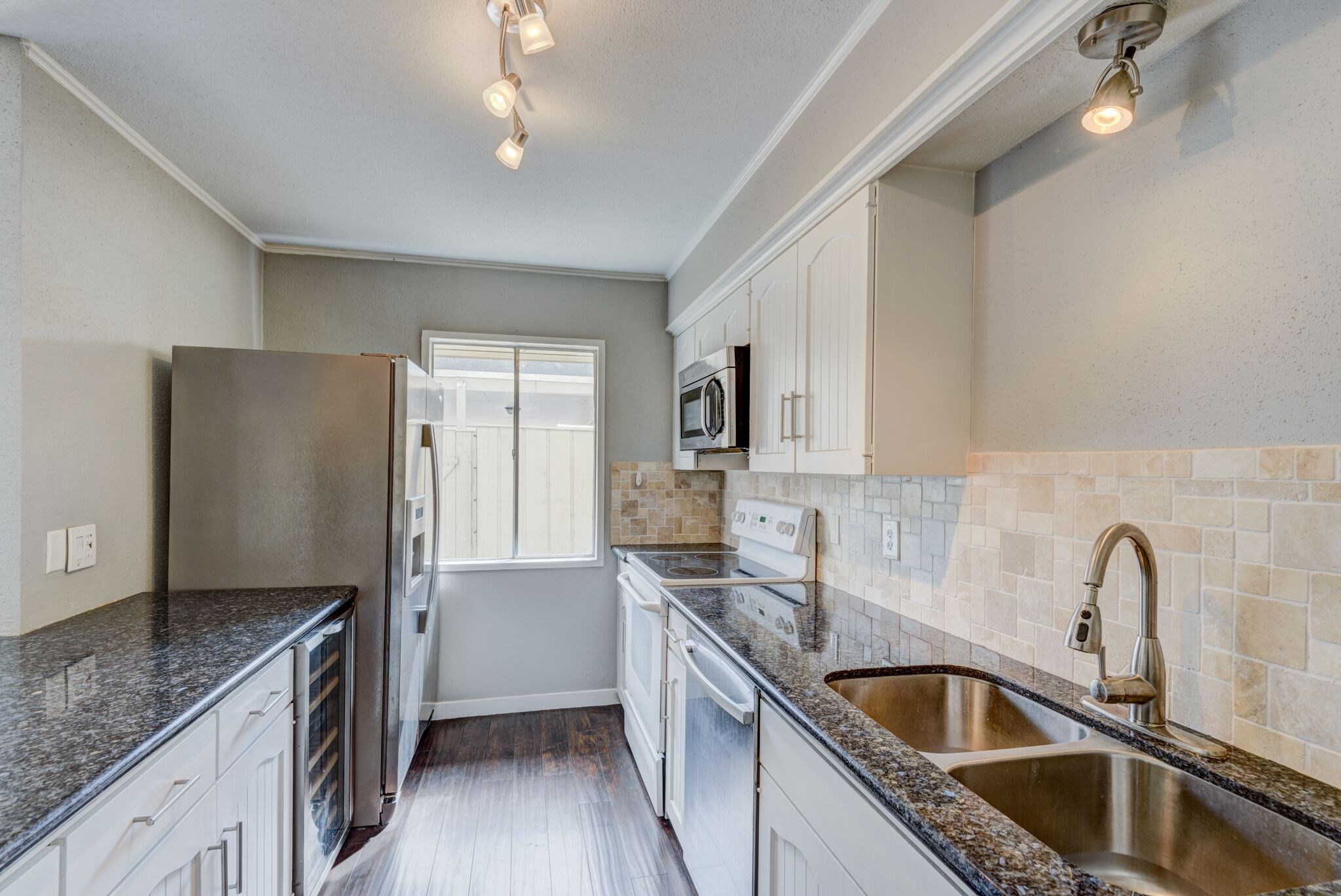 6444 Burgoyne Road, Unit 104 Houston, TX 77057 - Photo 8 of 17 Check out this kitchen, Tons of counter space