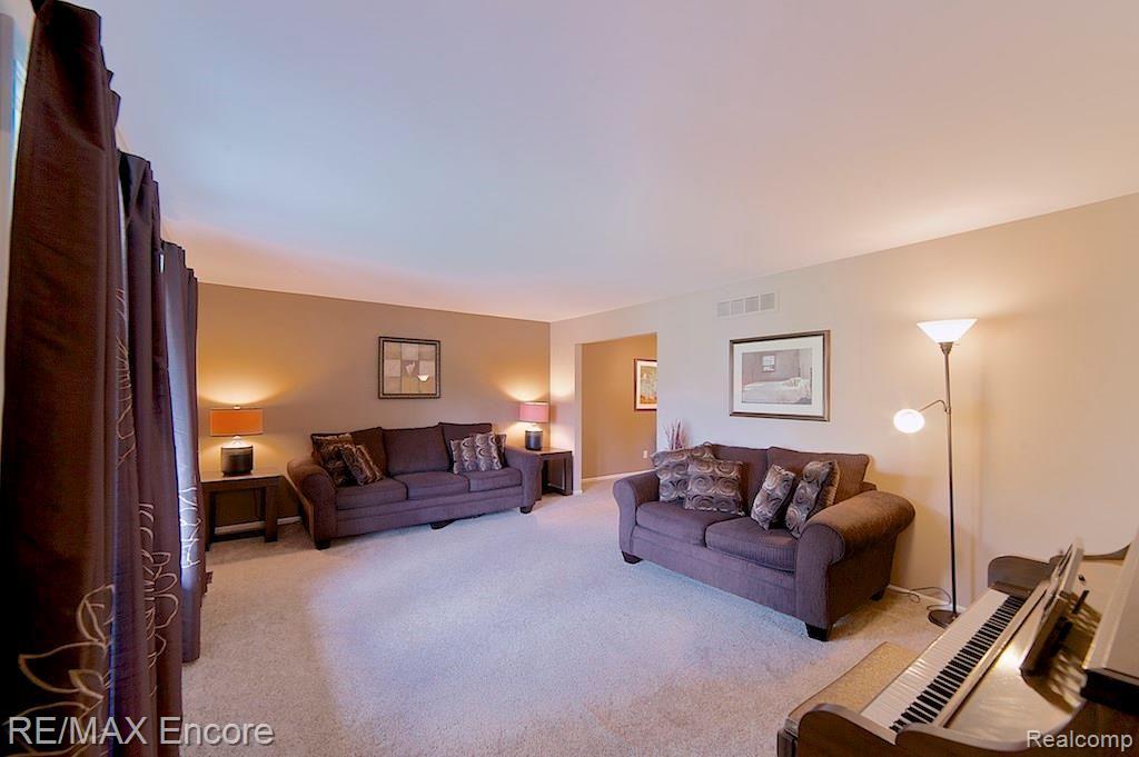 5476 Copley Square Road Grand Blanc, MI 48439 - Photo 5 of 35 5476 Copley 5.jpg