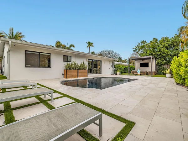 a view of a backyard