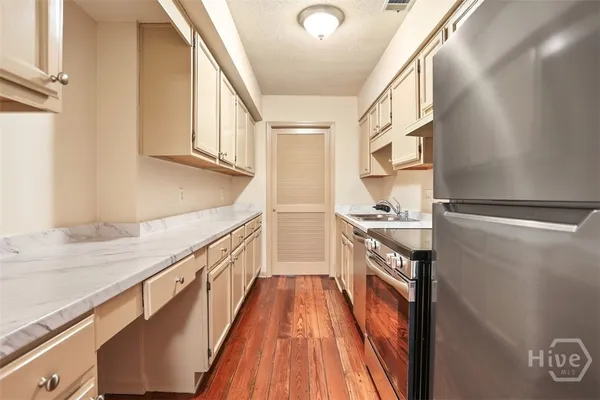 $2,300 | 216 East Gaston Street, Unit GARDEN LEVEL, Savannah, GA 31401