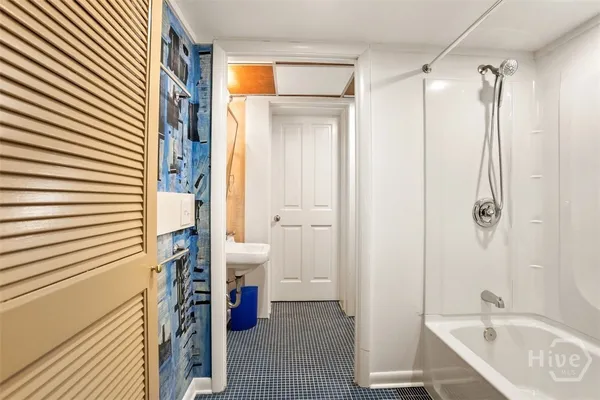 $2,300 | 216 East Gaston Street, Unit GARDEN LEVEL, Savannah, GA 31401