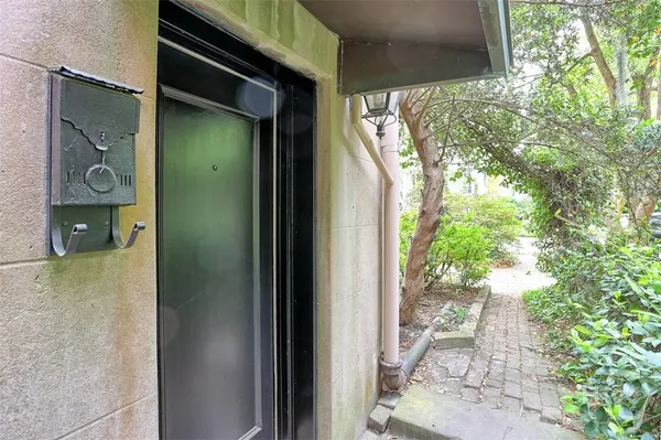 $2,300 | 216 East Gaston Street, Unit GARDEN LEVEL, Savannah, GA 31401