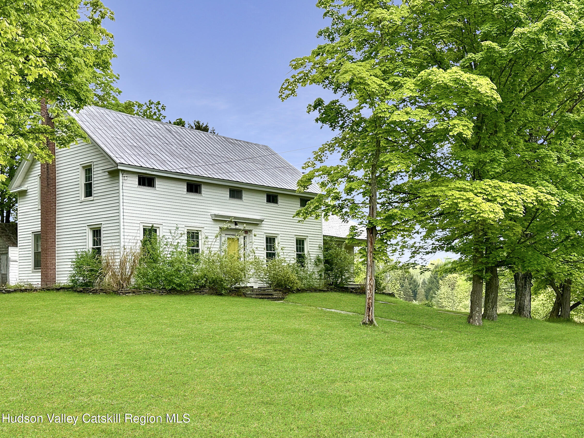 a view of a house with a yard