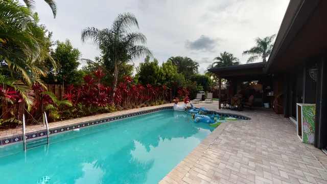 a view of a backyard