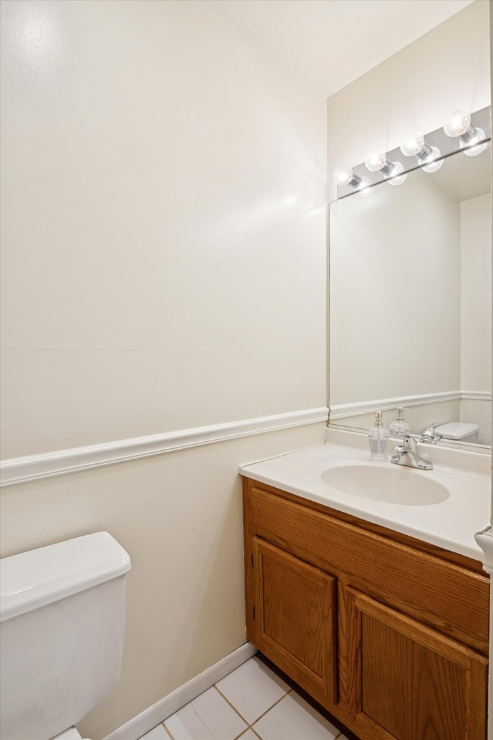 351 Park Ridge Lane, Unit D Aurora, IL 60504 - Photo 19 of 29 a bathroom with a sink and a mirror