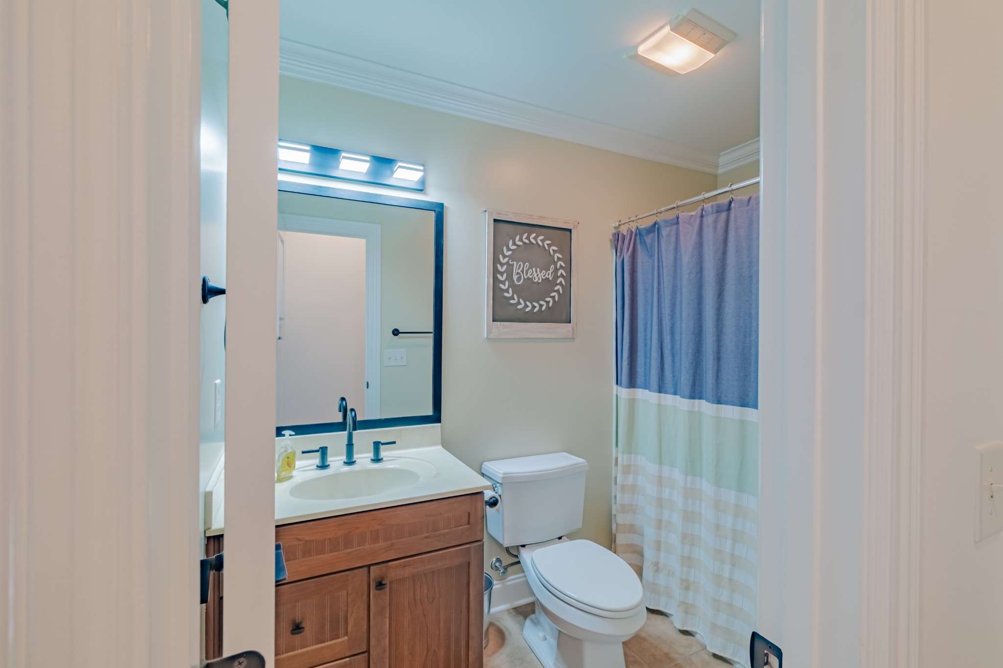 356 Ridgecrest Drive Winchester, TN 37398 - Photo 37 of 74 a bathroom with a toilet a sink and mirror