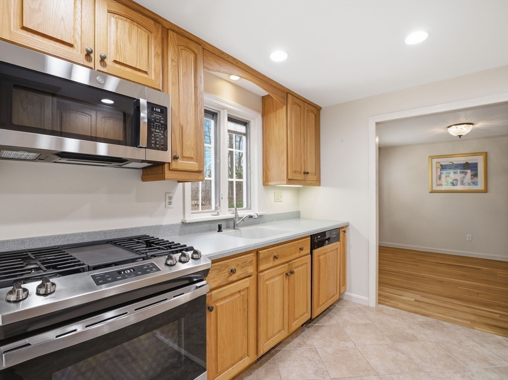 8 Monument Hill Road Chelmsford, MA 01824 - Photo 8 of 40